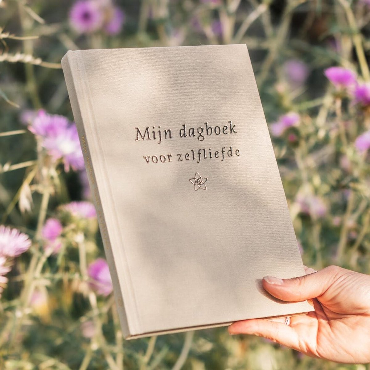 Fyllbooks - Dagboek voor Zelfliefde - Invulboek - Linnen Cover - Camel met Goudfolie