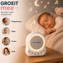 Wit SensaBaby apparaat met nachtlampje, naast slapende baby. Met tekst: Groeit mee, geschikt vanaf de geboorte. Baby foto's van pasgeboren tot kind.