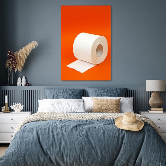 Een poster met een wc-rol op een helder oranje achtergrond.