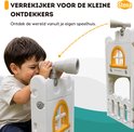 Jongetje kijkt door een verrekijker op een wit speelhuis met gele accenten.