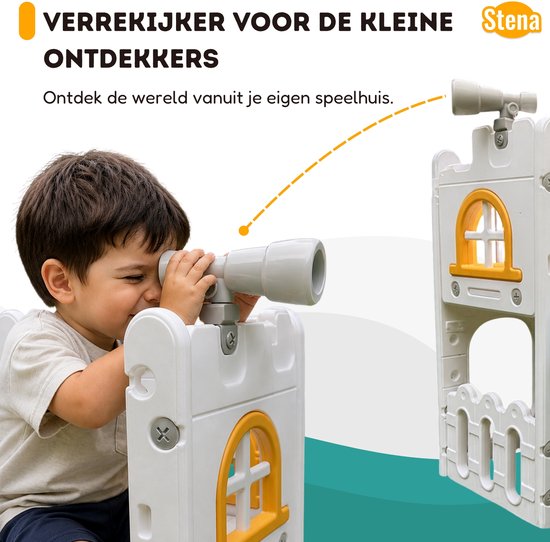 Jongetje kijkt door een verrekijker op een wit speelhuis met gele accenten.