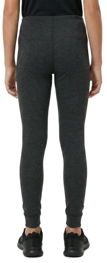 Achterkant van een kind in een effen, donkergrijze thermobroek die tot op de enkels valt, met zwarte sneakers.