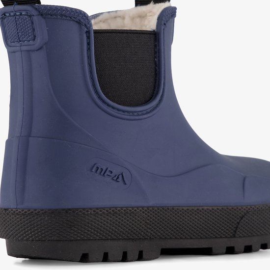 Donkerblauwe regenlaars met een dikke zwarte zool en het 'mpA' logo op de zijkant.