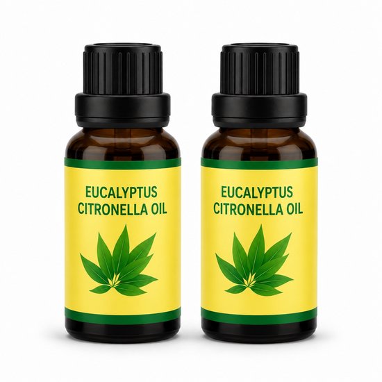Twee bruine flesjes met gele labels met eucalyptus-citronella olie en groene bladeren.