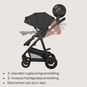 Gedetailleerde weergave van een zwarte kinderwagen, met verstelbare rugleuning, duwstang en eco-lederen elementen.