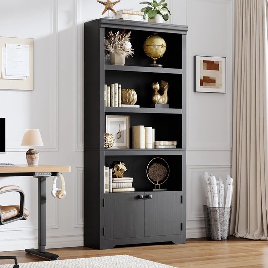 Grijze boekenkast met 5 lagen, versierd met decoraties, planten en globes.