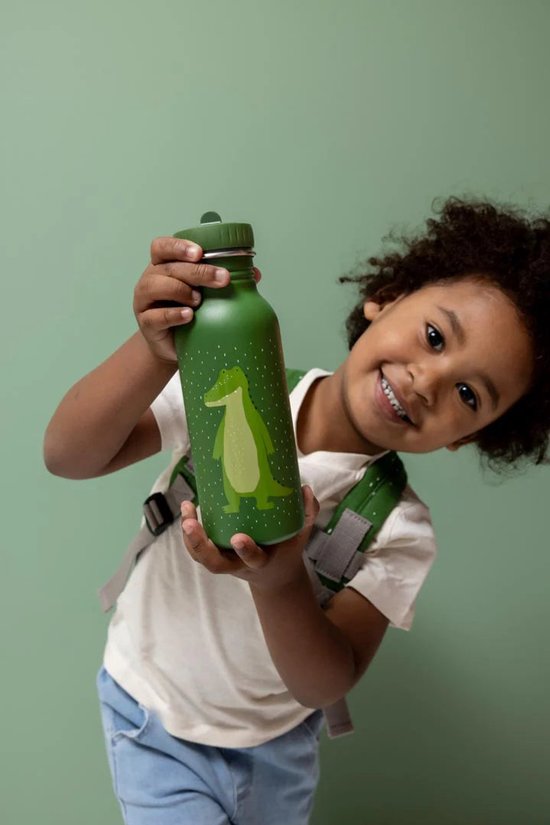 Groene RVS drinkfles met Mr. Alligator print en stippen. Een kind houdt de fles vast.