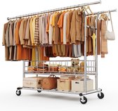 Zilveren kledingrek vol met kleding in oranje en beige tinten. Onderop staan koffers, tassen, manden en een teddybeer.