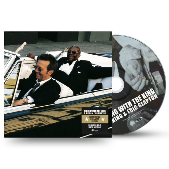 B.B. King en Eric Clapton in een cabriolet. De hoes en cd voor 'Riding With The King', remasterde uitgebreide editie ter ere van B.B.'s 100ste verjaardag.