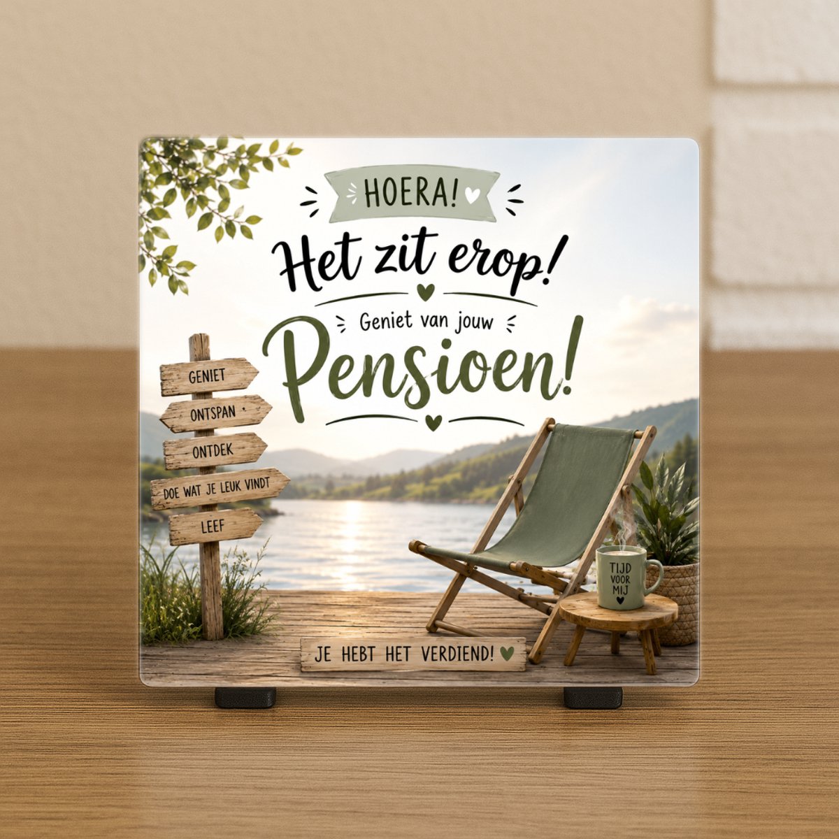CreaCraft Spreuktegel “Hoera Het zit erop! Geniet van jouw pensioen” - Woondecoratie –Pensioen - Cadeau tegeltje – Trendy nu – Vriend(in), Collega, familie – Zomaar – Cadeau – Incl standaard – Wenstegeltje – Cadeau idee