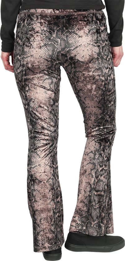 Paarse en zwarte legging met slangenprint, vrouwelijk model.