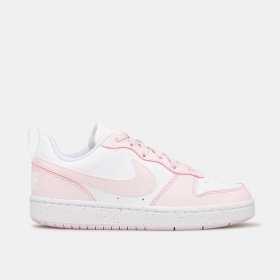 Witte Nike sneakers met roze accenten, zoals de swoosh, veters en de voering. Gemaakt van leer en synthetisch materiaal.