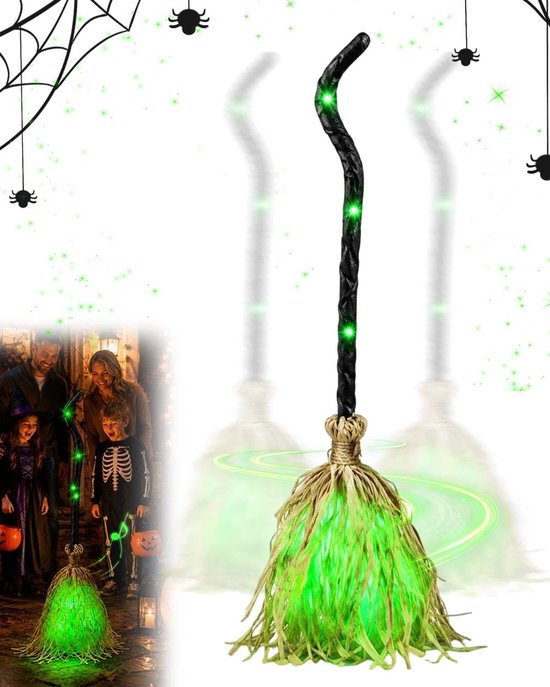 Heksenbezem met verlichte groene sprietjes en groene LED's op de steel, met een gezin dat zich verkleedt voor Halloween op de achtergrond.