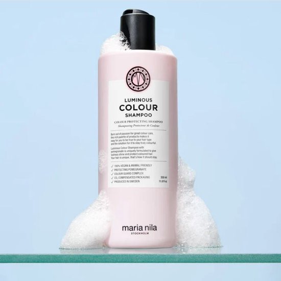 Roze fles Maria Nila Luminous Colour Shampoo 350ml, met zwarte dop en witte label met tekst.