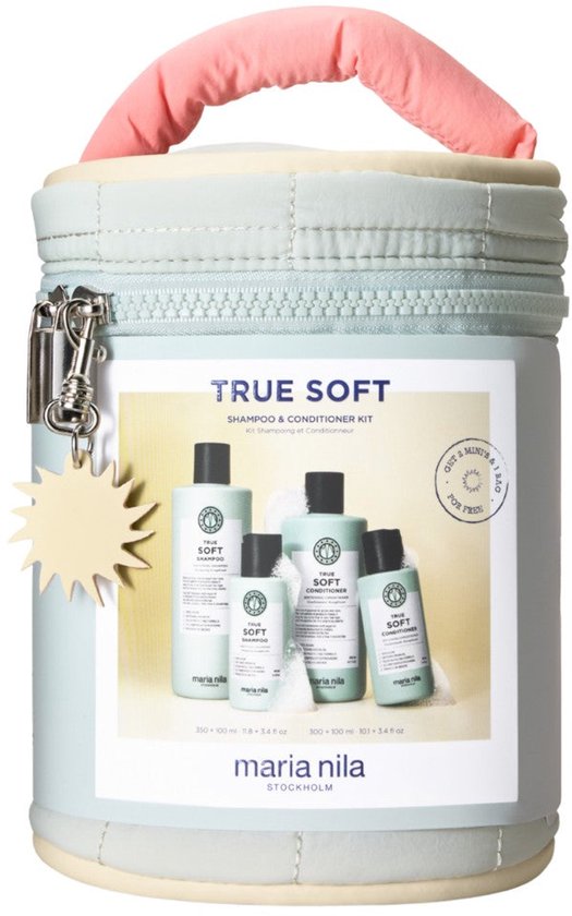 Kit Maria Nila True Soft dans une trousse de toilette bleu clair avec poignée rose. Le sac contient 4 bouteilles de shampoing et d'après-shampoing.