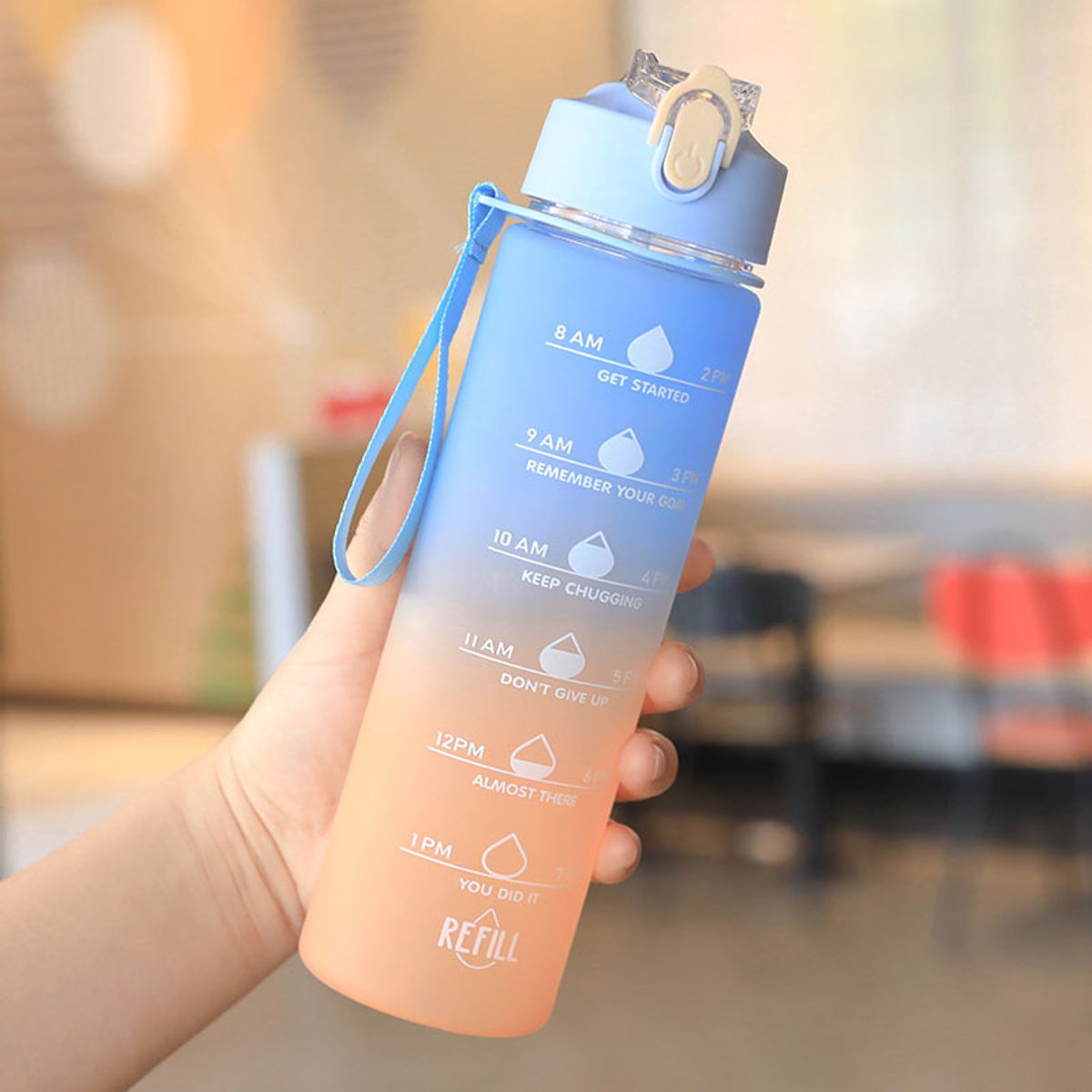 Deze waterfles van 750 ml heeft een drinktijdindicator en een rietje een handvat en is lekvrij BPA-vrij en vrij van giftige stoffen Zo blijf je gehydrateerd tijdens je sportsessies en andere buitenactiviteiten 6,5 x 24,5 cm blauw met kleurverloop