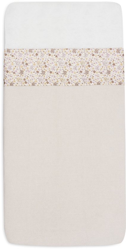 Babydeken met off-white bovenkant, een band met kleine bloemetjes en een beige onderkant.