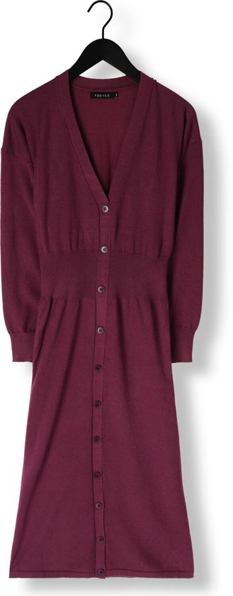 Robe tricotée bordeaux d'Ydence avec un col en V, une fermeture boutonnée et une ceinture ajustée.