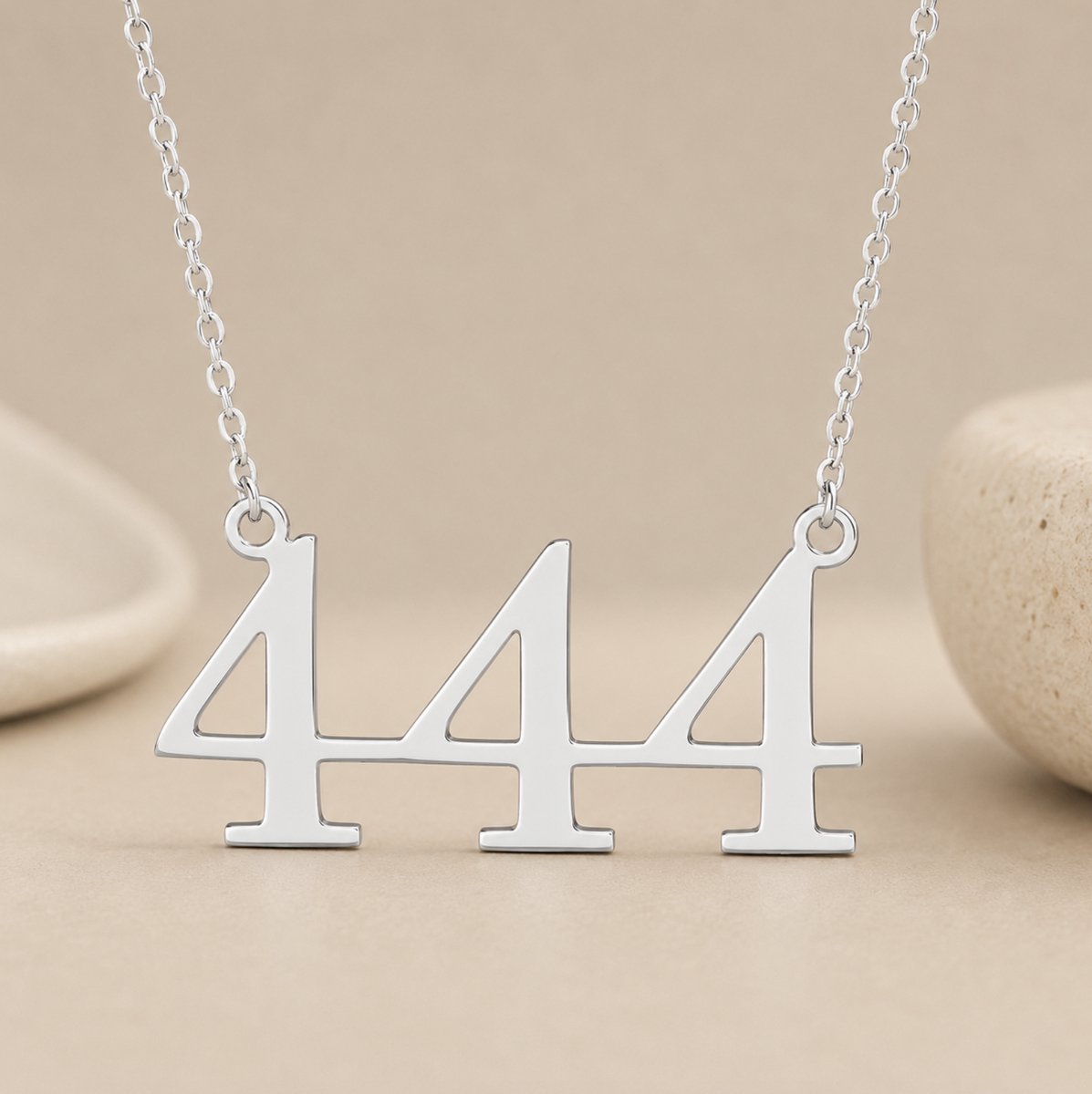 Maevi® Ketting met Engel Getal - 444 - Kleur: Zilver - Hoge Kwaliteit - Roestvrijstaal / RVS / Stainless Steel - Verkleurt Niet - Angel Number - Necklace - Engelgetal Ketting - Spiritueel - Sieraden - Numerologie - 444 Ketting Betekenis