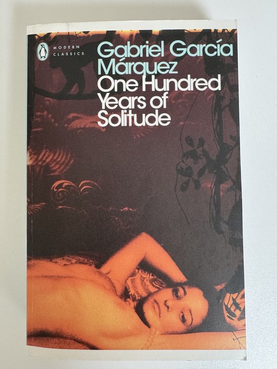 Boekomslag met tekst 'One Hundred Years of Solitude' en afbeelding van een vrouw op een bed.