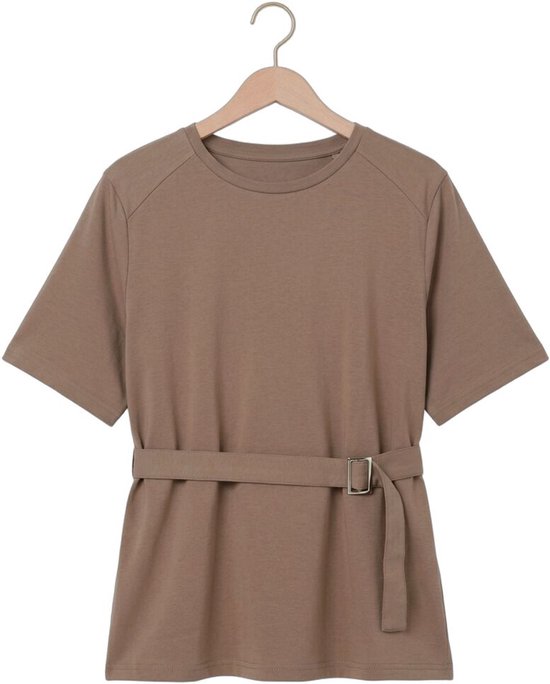 T-shirt marron à manches courtes, col rond et ceinture assortie avec boucle.
