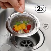 RVS gootsteenzeef met handvat, gevuld met etensresten, 11 cm doorsnede.