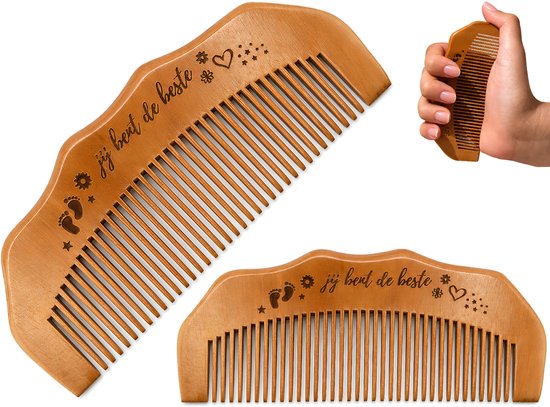 Set van 2 houten kammen met gravures 'jij bent de beste' en babyvoetjes. Eén kam heeft een golvende rand, de andere is recht.