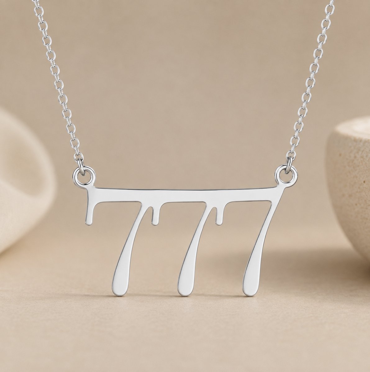 Maevi® Ketting met Engel Getal - 777 - Kleur: Zilver - Hoge Kwaliteit - Roestvrijstaal / RVS / Stainless Steel - Verkleurt Niet - Angel Number - Necklace - Engelgetal Ketting - Spiritueel - Sieraden - Numerologie - 777 Ketting Betekenis