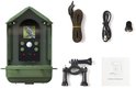 Groen vogelvoederhuisje met scherm met blauwe vogel, voerbak en accessoires: draagriem, kabel, bevestiging.