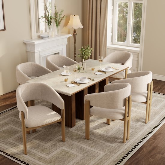 Ensemble de 6 chaises de salle à manger beiges avec cadre aspect bois et accoudoirs, autour d'une table à manger en marbre.