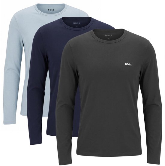 Trois t-shirts à manches longues BOSS bleu clair, bleu marine et gris foncé avec petits logos BOSS blancs sur la poitrine.