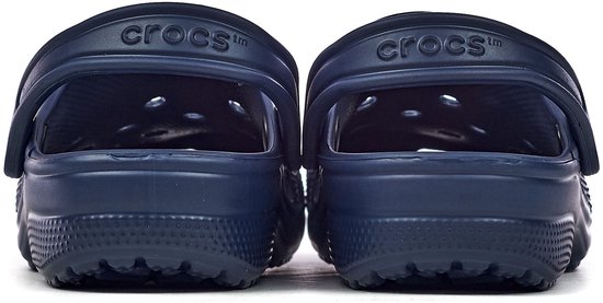 Sabots Crocs bleu foncé, vu de dos avec le nom de la marque 'Crocs'.