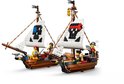Deux navires LEGO pirates avec voiles blanches, logos tête de mort et figurines.