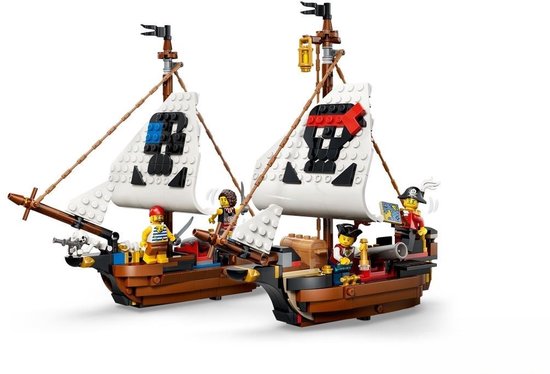 Deux navires LEGO pirates avec voiles blanches, logos tête de mort et figurines.