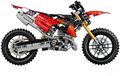 Lego Technic Ducati motorfiets, rood met zwarte en gouden details, mechanische onderdelen zichtbaar. Nummer 222.