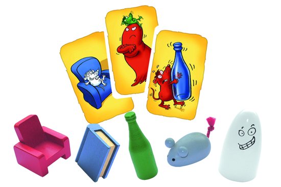 Houten speelstukken: rode stoel, blauw boek, groene fles, grijze muis en witte geest met grote ogen.