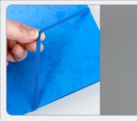 Hand die een blauwe map met watermerkpatroon vastpakt bij de elastische sluiting.