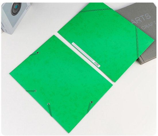 Twee opengevouwen groene mappen met marmerpatroon, elastische sluiting en opbergvakken.