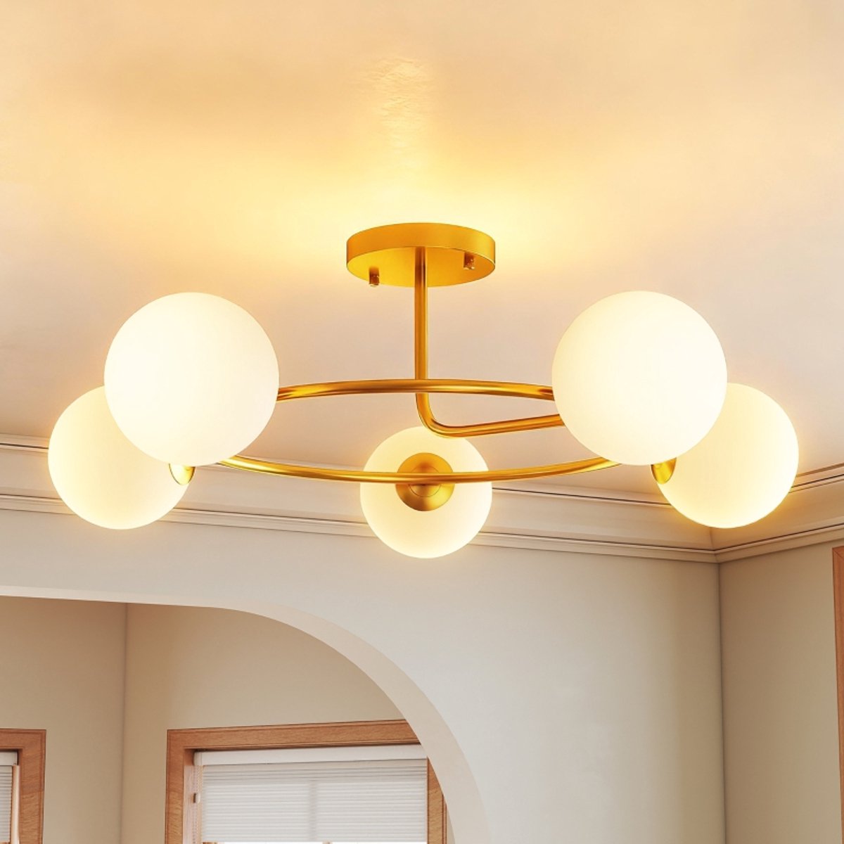 Plafondlamp van 20 W met 5 G9-fittingen, elegante goud-witte look, lampen niet inbegrepen.