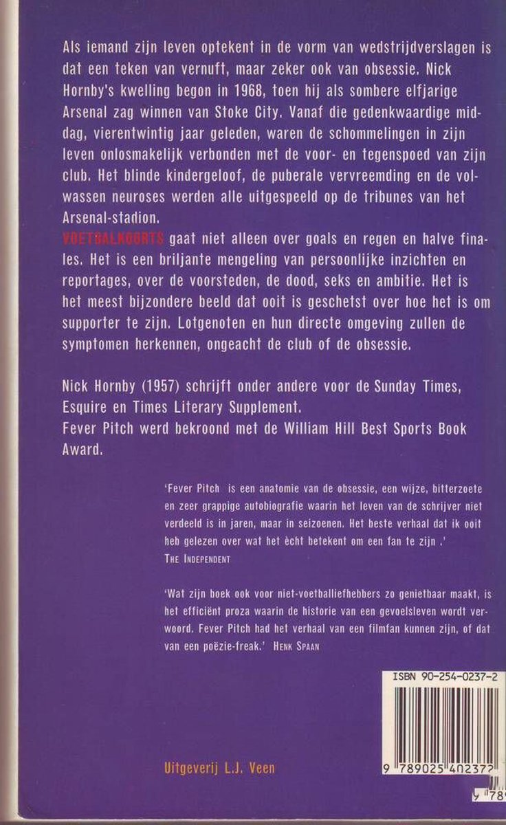 Achterkant van het boek "Voetbalkoorts". Tekst met beschrijvingen en recensies. ISBN-nummer 90-254-0237-2.