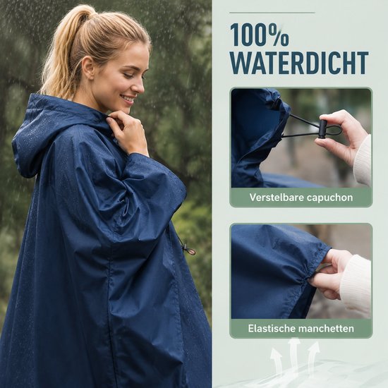 Vrouw in donkerblauwe regenponcho in de regen. Details: verstelbare capuchon en elastische manchetten.