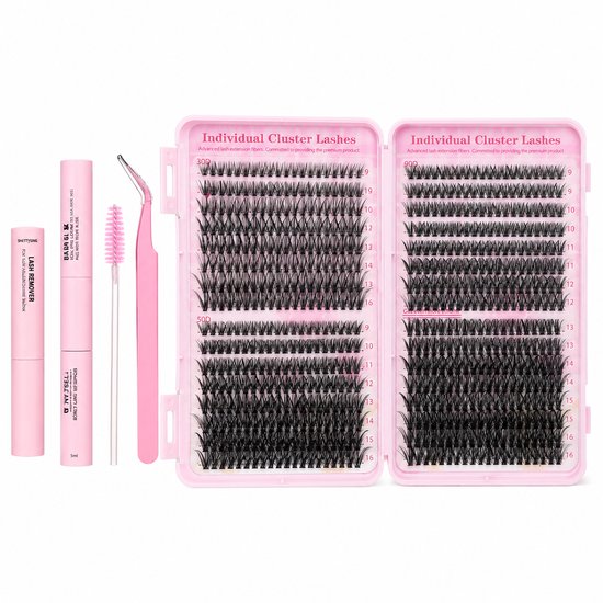 Roze etui met individuele wimpers, open. Naast de etui staan een roze mascara, lippenstift, pincet en borsteltje.