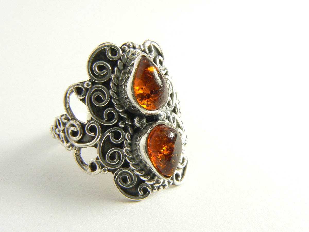 Bewerkte zilveren ring met amber - maat 17