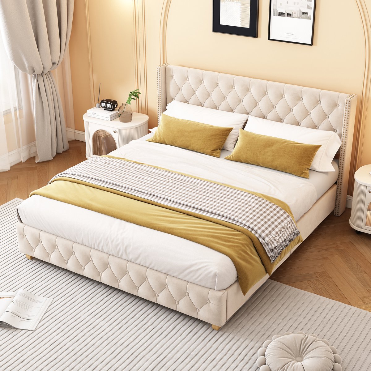 Gestoffeerd tweepersoonsbed 180x200 cm - Lichtbeige fluweel - Getuft knopenhoofdeinde en decoratieve nagelkoprand - Extra versterkte houten poten - Inclusief houten lattenbodem