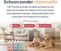 Baby en hond spelen met blokken in een woonkamer. Op de voorgrond staan flessen FRM schoonmaakmiddel. Tekst: "Schoon zonder chemicaliën."