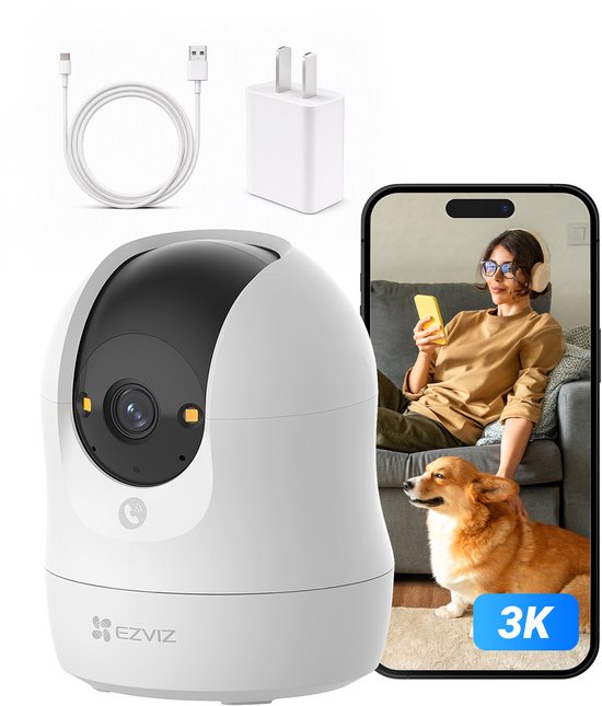 Witte EZVIZ beveiligingscamera met zwarte bovenkant. Rechts een smartphone met een vrouw en hond en "3K" logo.