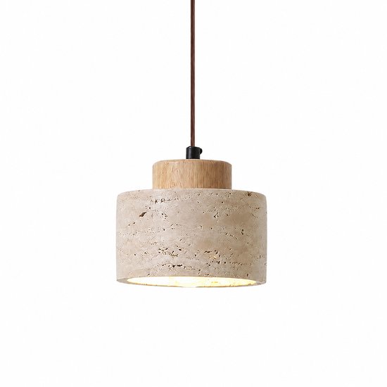 Lampe suspendue avec abat-jour naturel en travertin et détail en bois clair, isolée sur fond blanc.