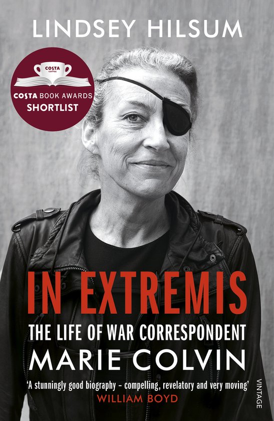 Boekomslag van "In Extremis" met een portret van Marie Colvin met ooglapje en een leren jas.
