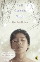Boekomslag van Full Cicada Moon door Marilyn Hilton met een persoon met gesloten ogen in vallende sneeuw.
