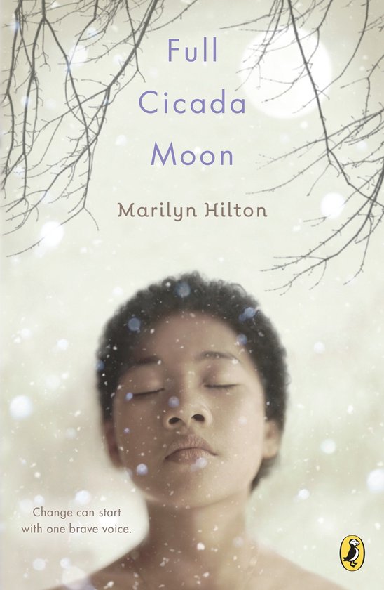 Boekomslag van Full Cicada Moon door Marilyn Hilton met een persoon met gesloten ogen in vallende sneeuw.